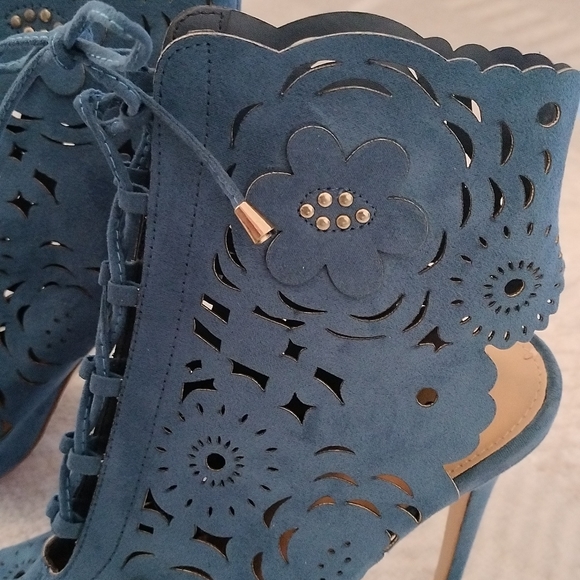 JUSTFAB HEEL SHOES, BLUE COLOR, FLORAL DESIGN, FRONT LACES. - Picture 8 of 12